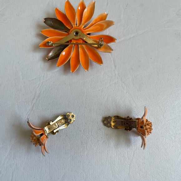 VINTAGE TIN ORANGE DAISY BROOCH MATCHING CLIP ON EARRINGS ENAMEL PAINT - Picture 4 of 7